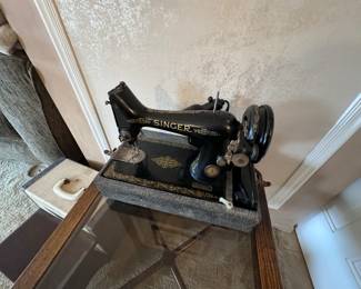 Vintage Singer sewing machine in travel case!