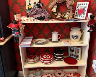 Fun heart plates and home decor.