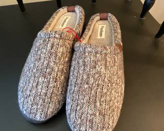 New Men's slippers by Dearfoam