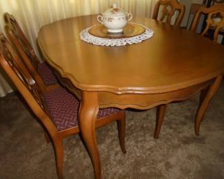 Complete Maple furniture set: Dining table w/6 matching chairs