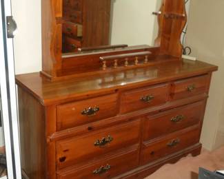 Matching Mid century Broyhill dresser w/mirror and 7 drawers