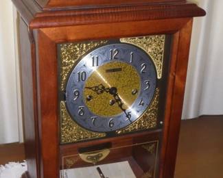Howard Miller mantle clock w/key