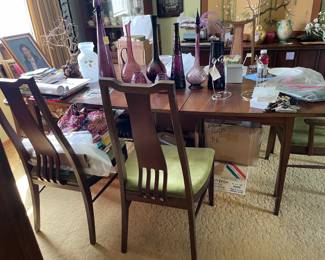 . . . great mid-century table and chairs