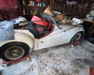 1960 white triumph TR3 for restoration. Comes with new back end which was damaged