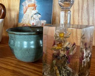 HOME DECOR INCLUDING POTTERY AND LUCITE/FLORAL