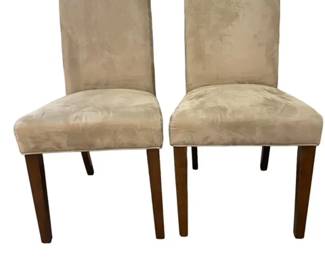 $160 USD     Pair Pottery Barn Grayson Suede Chairs in Oat Gray EK221-43    Get cozy with a pair of Pottery Barn Grayson Suede Chairs in Oat Gray! These stylish chairs provide the perfect combination of comfort and style. With their soft suede material and modern gray color, they'll add a touch of sophistication to any room. Snuggle up and relax in style!
Dimensions: 19 x 20 x 37"H  Seat = 19
Condition: Very good condition.
Local pick up Merrifield, VA.  Contact us for shipper suggestions.    https://goodbyhello.com/products/copy-of-duncan-phyfe-carved-wood-shield-back-arm-chair-ek221-42?_pos=61&_sid=2469c3f2f&_ss=r