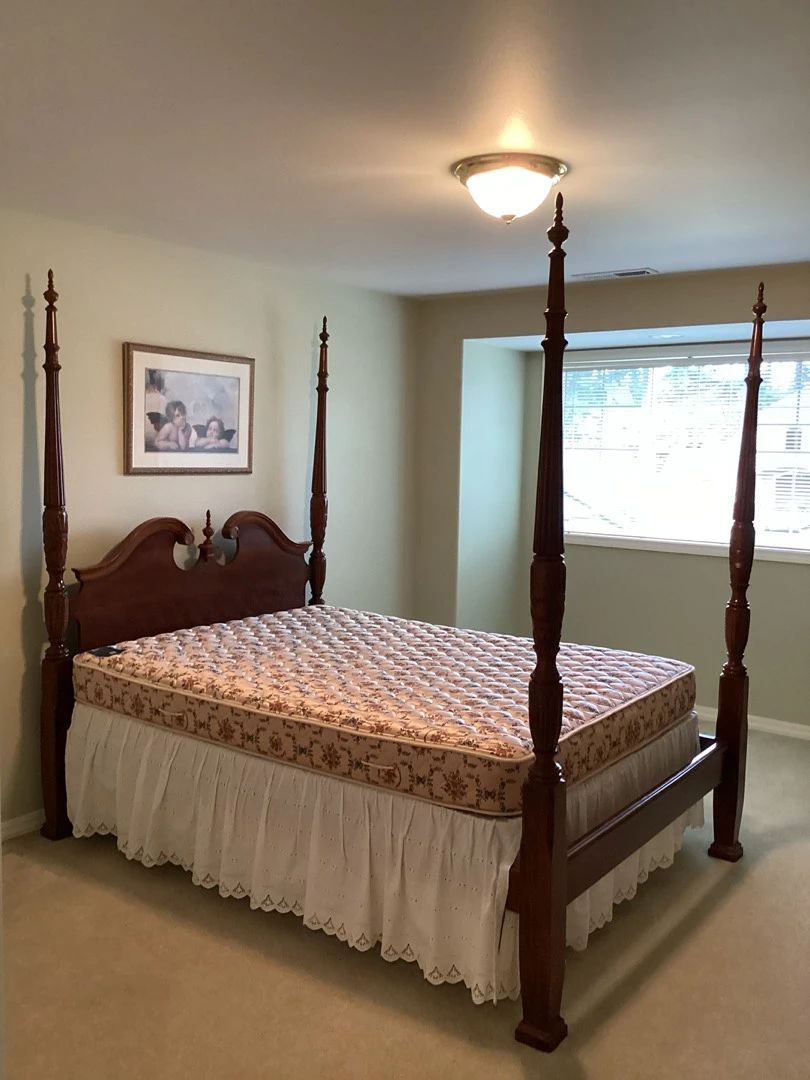 NIAD116 Traditional Carved Poles Four Poster Bed Beautiful colonial style mahogany? Cherry? four poster, queen size bed. Comes with very clean, Serta mattress and box spring.&nbsp;
