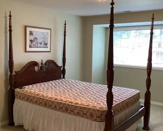 NIAD116 Traditional Carved Poles Four Poster Bed Beautiful colonial style mahogany? Cherry? four poster, queen size bed. Comes with very clean, Serta mattress and box spring.&nbsp;
