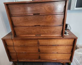 Great Piece of Danish Style Mid-Century Modern Vintage Dresser - Top Piece can be used separately. 