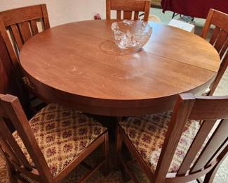 Round Dining Table w/6 Vintage Chairs and 3 Leafs 