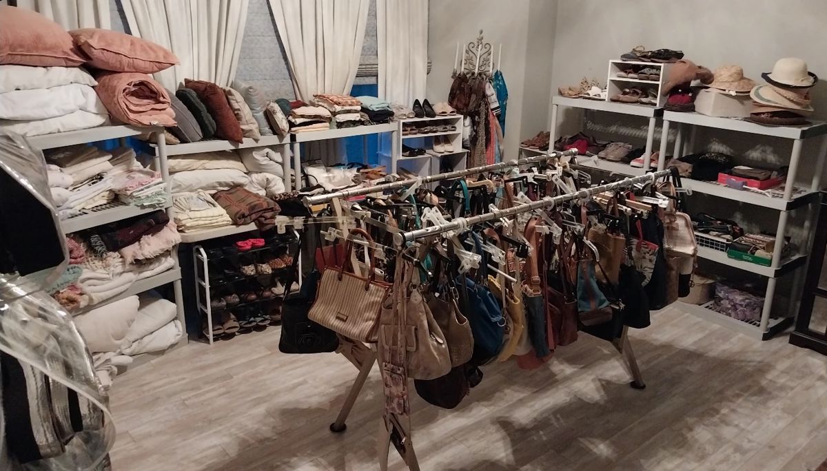 Coach, Nichole Miller, Liz Claiborne, Sak purses, bags, wallets. Clarks, Sketchers, Dansko shoes and boots. J Jill, Coldwater Creek, Chico’s clothing. Scarves, hats, costume jewelry, coats, sweaters