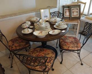 Woodard pedestal table wood top and chairs, oak leaf