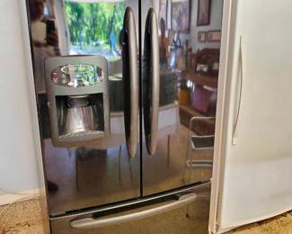 Maytag double door refrigerator
Model: MFI2568AEB