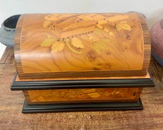 Reuge Treasure Chest Music Box With Discs. Works great