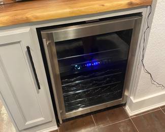 Magic Chef model: MCWBC77DZC
24" Wine and Beverage Cooler