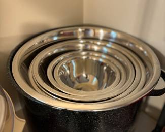 Stainless steel nesting bowls