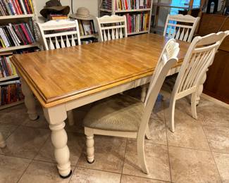 Very nice kitchen / dining table, 6 chairs, with extra leaf