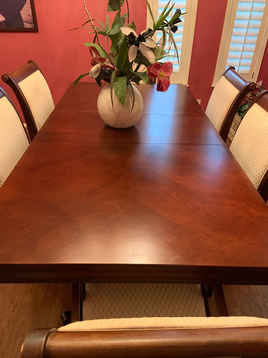 GORGEOUS Broyhill wood dining table set, 6 chairs, 3 leaves