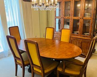 Henredon dining table w/6 chairs and one leaf
(leaf has been added in this pic)