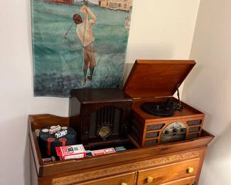 Record player + vintage radio + poker set and chips