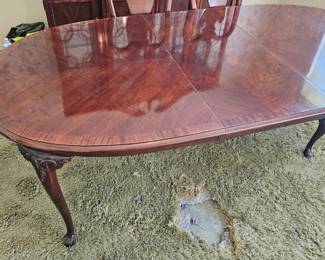 Thomasville dining table w/ 2 leafs