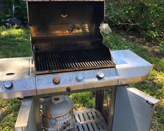 Grill with propane tank 