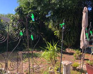 Iron scroll garden pieces 