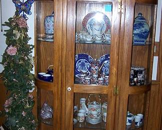 Curved glass cabinet w/ oriental tea sets including Dragonware