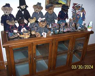 Civil War Boyd's bears and figurines, light display case