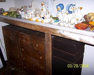 Multi drawer dresser, ceramics