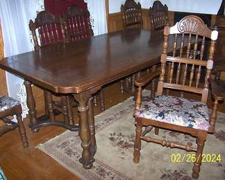 Dining room table,  2 leaves, 6 chairs