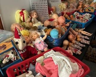 Many, many little dolls.