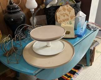 Pretty little table.