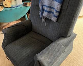 Lift chair, smaller size.