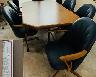 Vintage late 80's Chromcraft table and chairs. Good condition.