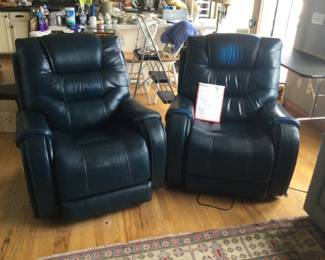 2 recliners w/Elec controls & charging ports. Leather.
