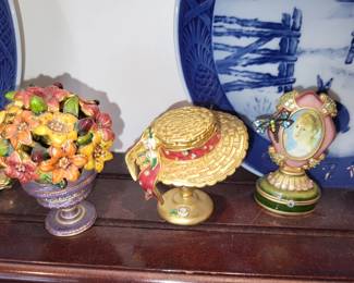 Estee Lauder Solid Perfume Collector LILY BOUQUET by Jay Strongwater
Estee Lauder Solid Perfume Collector Bonnet 2000 Pleasures
Estee Lauder Solid Perfume Collector Framed Memories by Jay Strongwater

