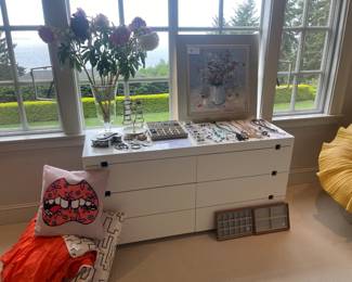 Another overview of things for sale.