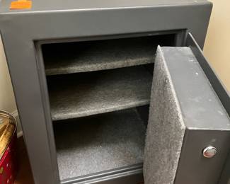 $225 - Sentry D880 safe