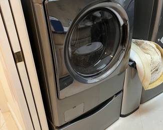 #109 - $550 - Kenmore Elite washer & dryer on risers
