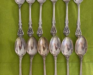 Gorham - King Edward set of sterling - Rare pattern - 12 knifes, 12 forks, 12 salad forks, 16 teaspoons, 8 ice tea, 8 apetizer forks, 5 o'clocks spoons. + 12 serving spoons - Total of 85 pieces - $3,800.