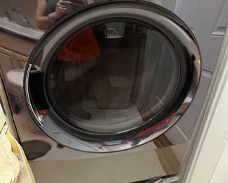 #109 - $550 - Kenmore Elite washer & dryer on risers