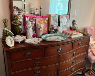 Mahogany dresser & mirror, paper dolls, Baries, accessories