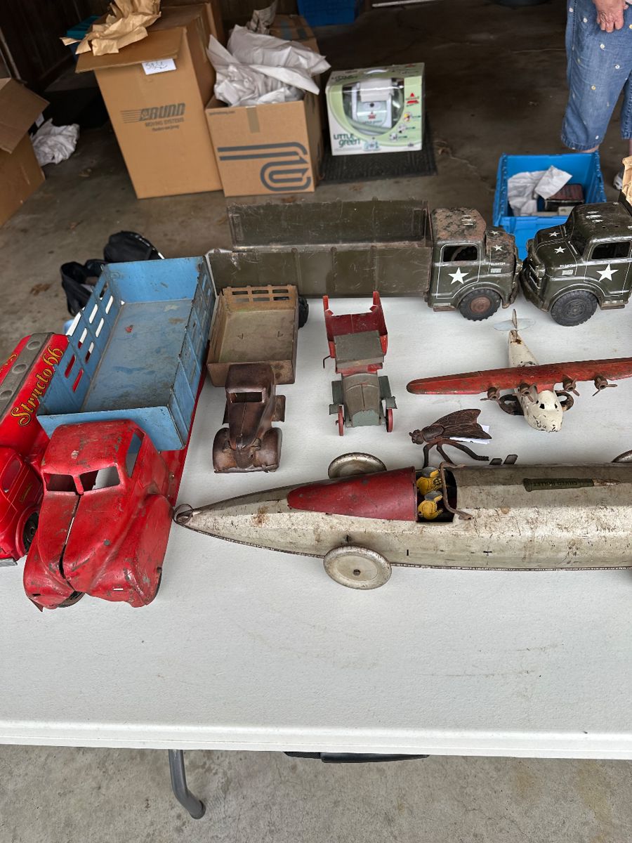 Sweet Tag Sale with toys in Hopkinsville, KY starts on 4/12/2024