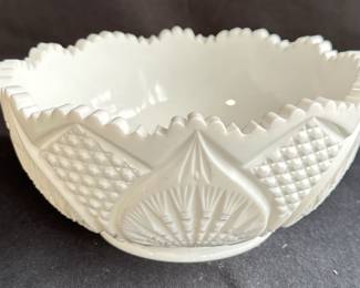 Milk Glass * Unmarked 7inch Bowl