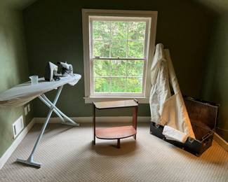 Iron, streamer
Shelf
Trunk