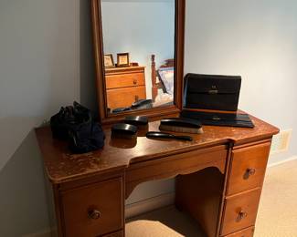 Maple vanity and mirror (Maple twin bedroom)