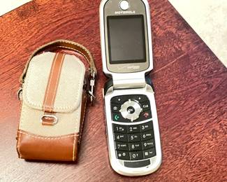 Additional view of Vtg Motorola flip phone ~