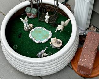 Smail Planter with miniature figures