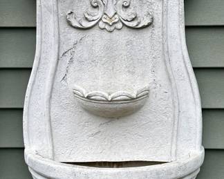 Outdoor wall fountain